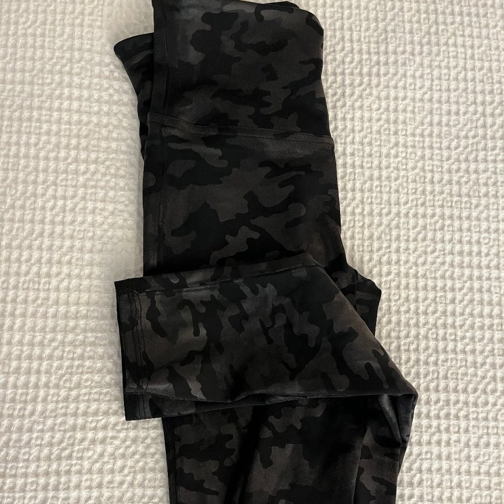 SPANX Black and Grey Camo Leggings; Size S